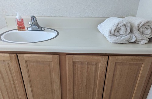 Bushrod Apartamento | Cozy guest suite with private entrance overlooking beautiful garden!