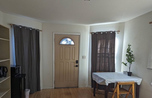 Bushrod Apartamento | Cozy guest suite with private entrance overlooking beautiful garden!