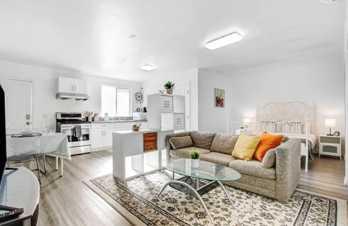 Alhambra Apartamento | Cozy Guesthouse near Downtown Alhambra