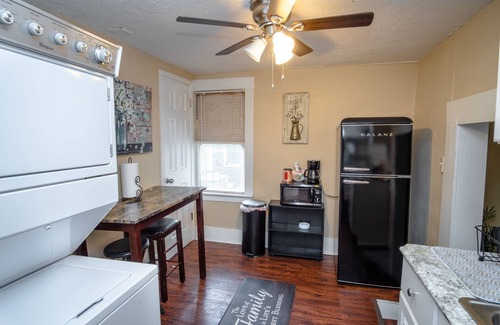 Near East Side Cabaña | Cozy Guesthouse Near Downtown