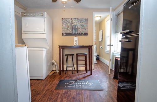 Near East Side Cabaña | Cozy Guesthouse Near Downtown