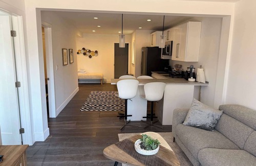 Parkside Casa | Cozy Guesthouse with Modern Appliances & Private Patio