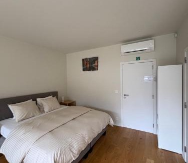 Assebroek Apartamento | Cozy guestroom near city center