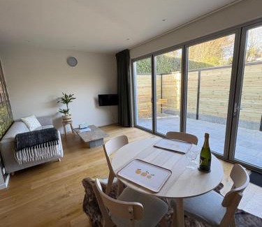 Assebroek Apartamento | Cozy guestroom near city center