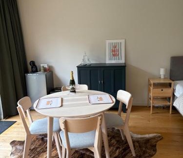 Assebroek Apartamento | Cozy guestroom near city center