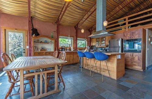 Victor Cabina | Cozy Handcrafted Cabin in Downtown Victor