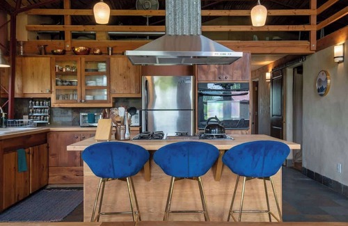Victor Cabina | Cozy Handcrafted Cabin in Downtown Victor