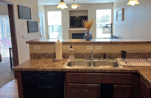 Ankeny Apartamento | Cozy Haven in Ankeny: Stylish, Delightful, Comfy!