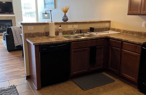 Ankeny Apartamento | Cozy Haven in Ankeny: Stylish, Delightful, Comfy!