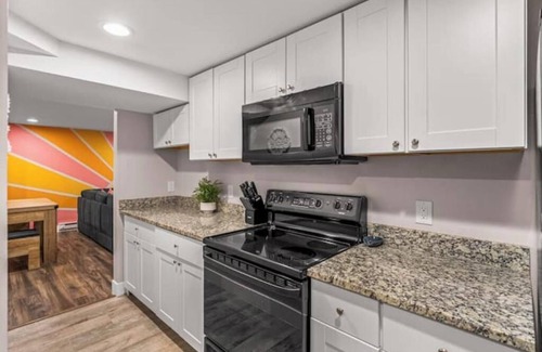 Lamar Heights Area Casa | Cozy Hello Sunshine Retreat Hot Tub Fire Pit