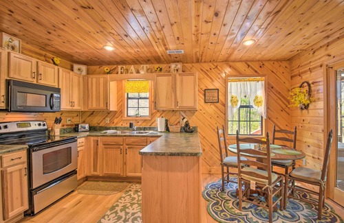 Hiawassee Cabina | Cozy Hiawassee Cabin w/ Fire Pit & Mtn Views!
