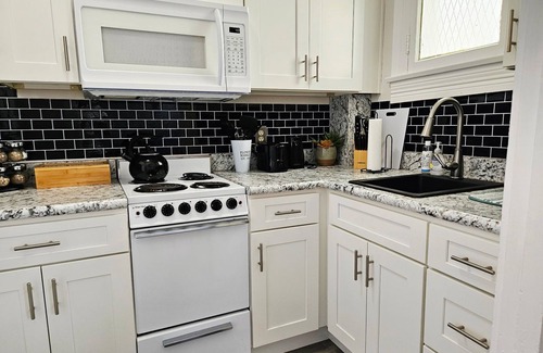 New Albany Casa | Cozy hideaway on Mason Row Main St. New Albany 10 minutes to downtown Louisville