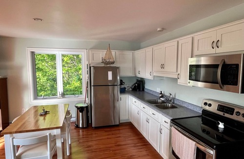Cape Breton Regional Municipality Apartamento | Cozy hideaway on the beautiful Bras d'Or Lakes. Sunset views and your own beach!