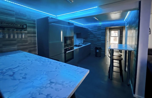 Woodingdean Casa | Cozy Hideaway With Hot Tub & Sauna Sleeps 7