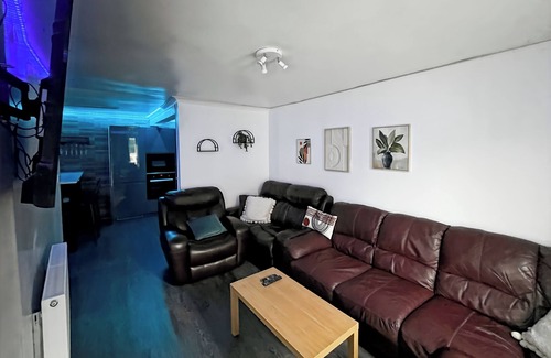 Woodingdean Casa | Cozy Hideaway With Hot Tub & Sauna Sleeps 7