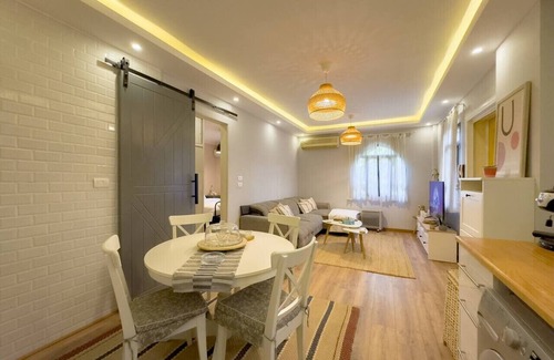 Al Rehab Apartamento | Cozy hideout khan with garden oasis and king bed