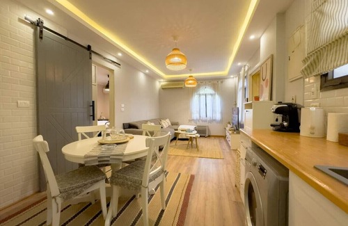 Al Rehab Apartamento | Cozy hideout khan with garden oasis and king bed