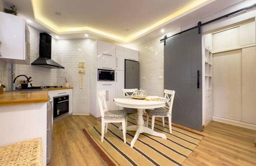 Al Rehab Apartamento | Cozy hideout khan with garden oasis and king bed
