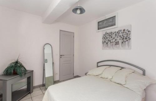 Berre-des-Alpes Casa | Cozy Hillside Escape in Berre