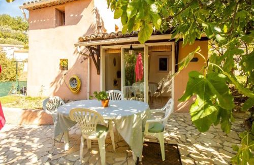 Berre-des-Alpes Casa | Cozy Hillside Escape in Berre
