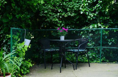 Gellert Hill Apartamento | Cozy Hillside Home in Budapest with Patio