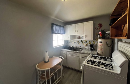Valdosta Apartamento | Cozy Historic 1-bedroom apartment in Valdosta near SGMC, VSU, and Moody.