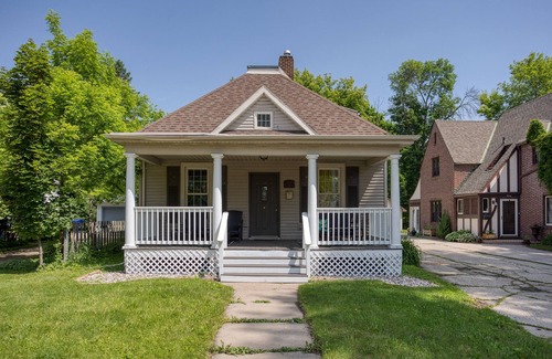 Appleton Casa | ♥ Cozy historic 3BR w/ bridge view! Sleeps 7 ♥