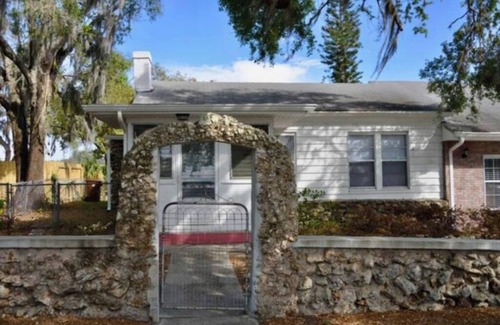 Polk City Cabaña | Cozy Historical Cottage