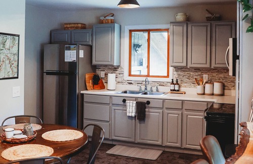 Carbon Hill Cabina | Cozy Hocking Hills Cabin to Relax in the Hot Tub, enjoy ATV riding & Hiking!