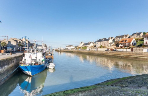 Port-en-Bessin-Huppain Casa | Cozy Holiday Home in Port en Bessin Huppain with Heating Facility