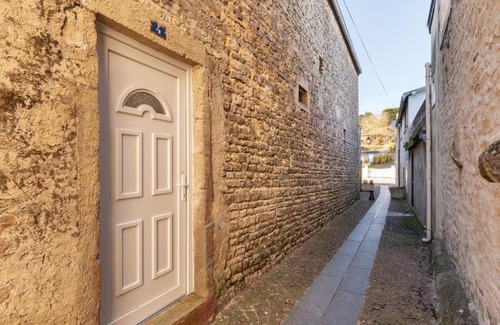 Port-en-Bessin-Huppain Casa | Cozy Holiday Home in Port en Bessin Huppain with Heating Facility