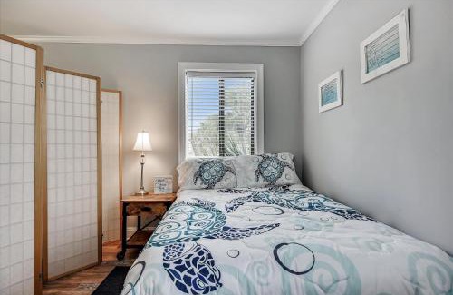 Holiday Beach Apartamento | Cozy Holiday Hideaway, Sleeps 4! Steps to the Beach! Renovated 2021 condo