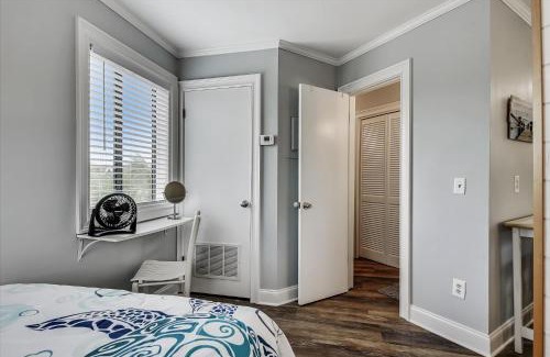 Holiday Beach Apartamento | Cozy Holiday Hideaway, Sleeps 4! Steps to the Beach! Renovated 2021 condo