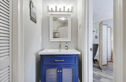 Holiday Beach Apartamento | Cozy Holiday Hideaway, Sleeps 4! Steps to the Beach! Renovated 2021 condo