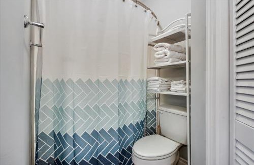 Holiday Beach Apartamento | Cozy Holiday Hideaway, Sleeps 4! Steps to the Beach! Renovated 2021 condo