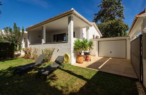 Urbanizacion Costabella Casa | Cozy holiday home by the beach in Costabella, Marbella