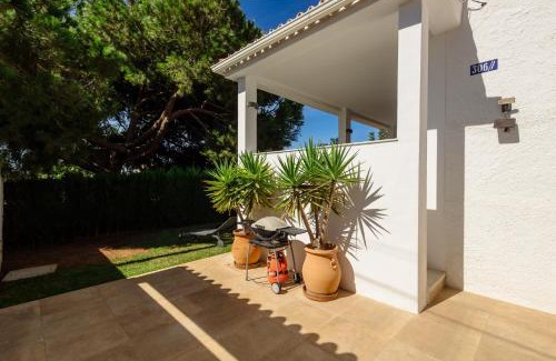 Urbanizacion Costabella Casa | Cozy holiday home by the beach in Costabella, Marbella