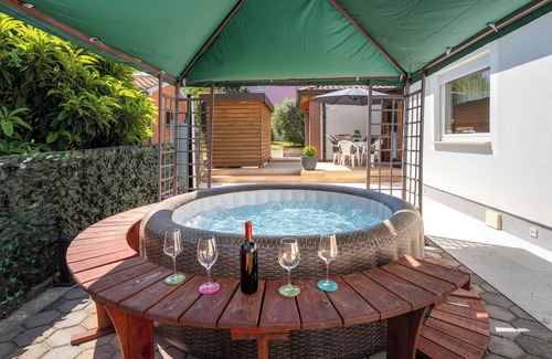 Vrvari Cabaña | Cozy Holiday Home with Terrace & Jacuzzi - Poreč, Istria, Croatia