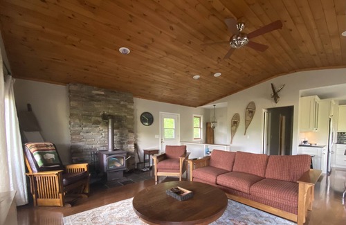 Ellicottville Cabaña | Cozy Mountain Retreat with Hot-tub + Fire-pit