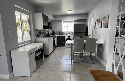 Parkside Casa | Cozy Hollywood Pool View 1Bedroom/4Guest!