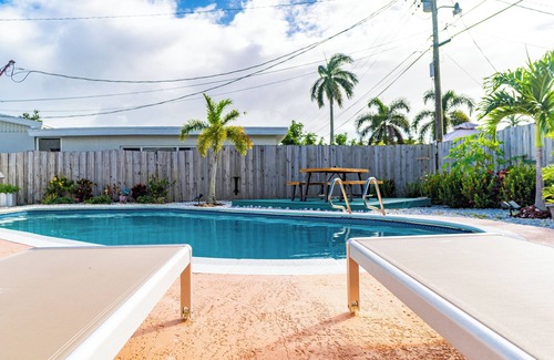 Boulevard Heights Casa | Cozy Hollywood Private Pool Retreat - Ping pong