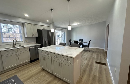 Worcester Casa | Cozy home 5 minutes to shopping center, HC college, 2 kitchens, 2 living rooms