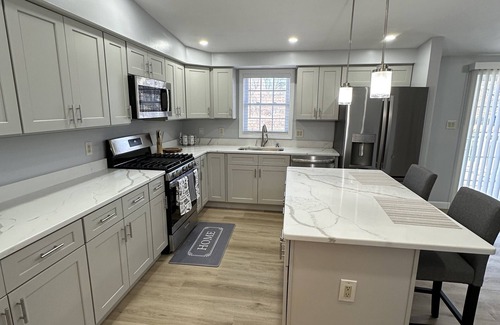 Worcester Casa | Cozy home 5 minutes to shopping center, HC college, 2 kitchens, 2 living rooms