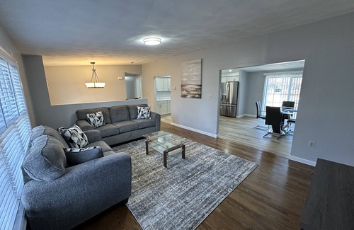 Worcester Casa | Cozy home 5 minutes to shopping center, HC college, 2 kitchens, 2 living rooms