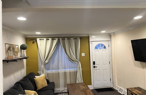 Pennsport Casa | Cozy home a stones throw away from Center City Philadelphia and Penn's Landing.