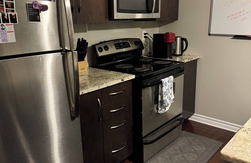 Industrial Park Apartamento | Cozy home away from home close to CHEO and TOH General Campus