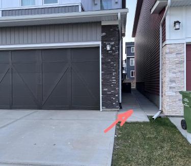 Northwest Calgary Casa | Cozy home away from home