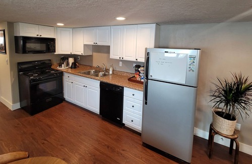 North Logan Casa | Cozy “Home Away From Home” 1 Bedroom basement Suite w Full Bathroom & laundry