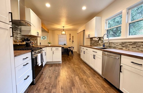 McLoughlin Casa | Cozy Home Away from Home