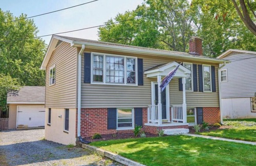 Leesburg Casa | Cozy home centrally located to historical old-town leesburg w/ HotTub & Firepit!